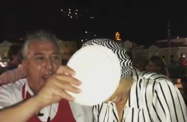 Έλληνας σεφ σπάει πιάτα στο κεφάλι της καλλονής Karolina Kurkova στη Σύμη