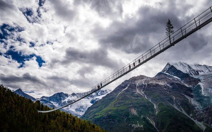 Πεζογέφυρα στην Ελβετία μόνο για πολύ τολμηρούς