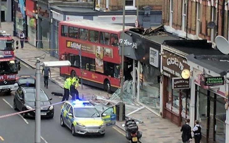 Εικόνες από το διώροφο λεωφορείο που «εισέβαλε» σε κατάστημα στο Λονδίνο