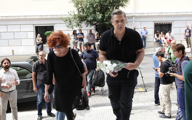 Ζωή Λάσκαρη - Το τελευταίο χειροκρότημα -Κηδεία (photos-video) 19 dksnxzla10