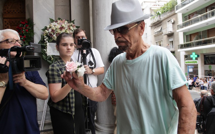 Ζωή Λάσκαρη - Το τελευταίο χειροκρότημα -Κηδεία (photos-video) 10 dksnxzla13