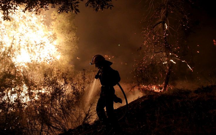 Η πύρινη λαίλαπα περικύκλωσε τις Μαριές στη Ζάκυνθο