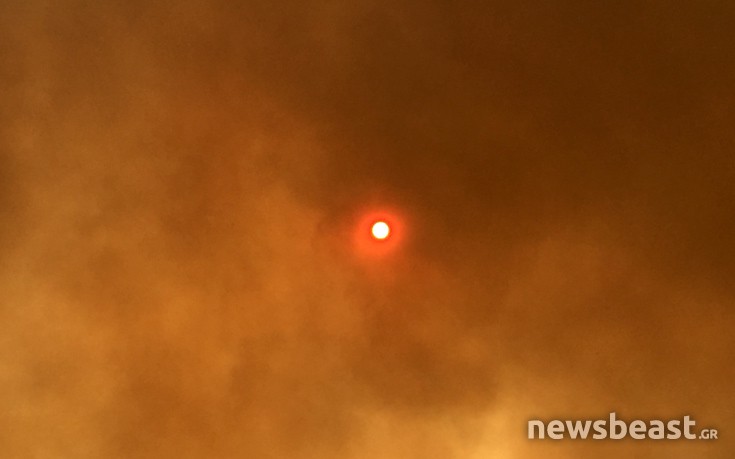 Οι καπνοί από την πυρκαγιά σκέπασαν τον ήλιο στον Κάλαμο