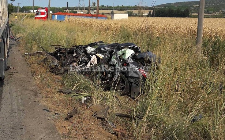 Σε άμορφη μάζα μετατράπηκε Ι.Χ. που συγκρούστηκε με δυο φορτηγά