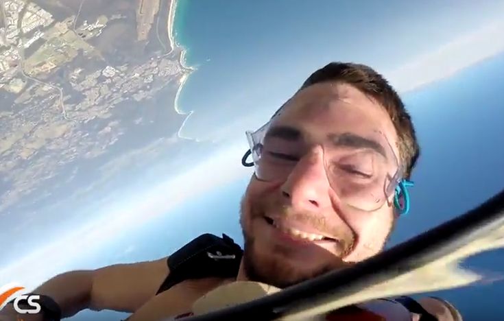 Έκανε γυμνός skydiving, παίζοντας&#8230; το βιολί του