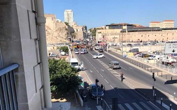 Αυτοκίνητο έπεσε σε δύο στάσεις λεωφορείου στη Μασσαλία, ένας νεκρός