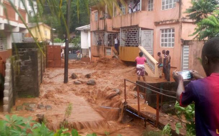 Κατολισθήσεις λάσπης, πλημμύρες και 320 νεκροί στη Σιέρα Λεόνε