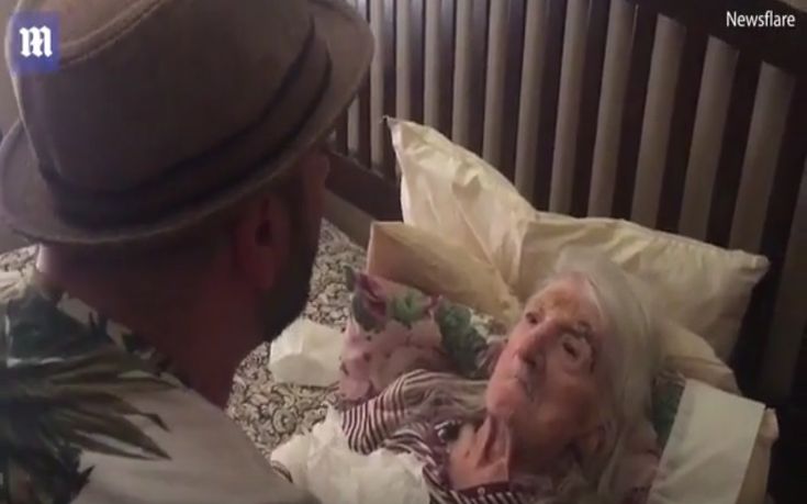 Το συγκινητικό γενέθλιο τραγούδι ενός εγγονού στην 98χρονη γιαγιά του