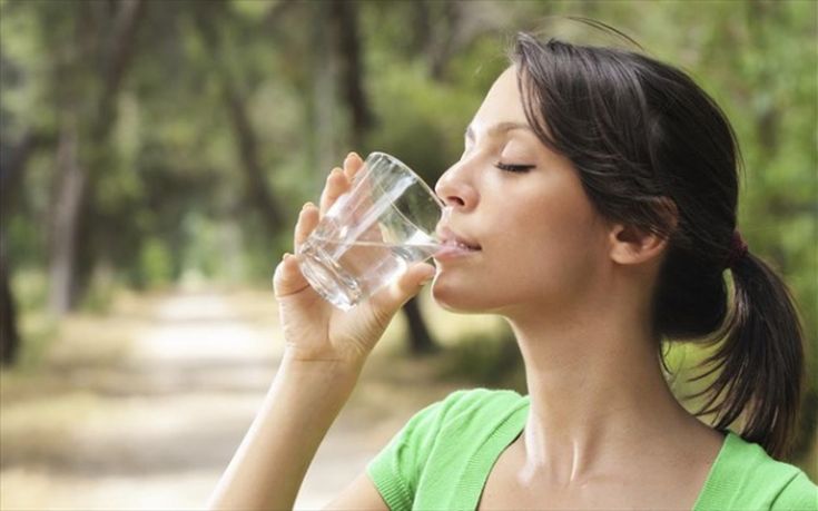 Πώς να υπολογίσετε πόσο νερό πρέπει να πίνετε την ημέρα