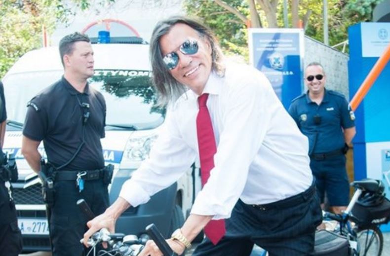 Ο Ηλίας Ψινάκης ποζάρει σε ποδήλατο της ΕΛ.ΑΣ. στη ΔΕΘ