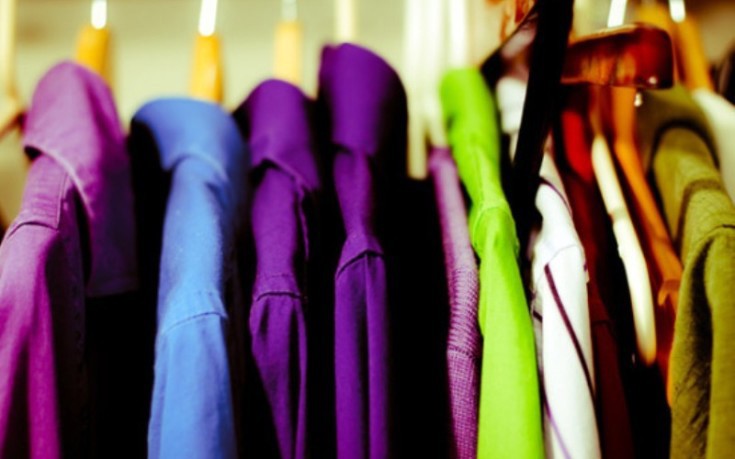 Τέσσερις εύκολοι τρόποι να αφαιρέσεις την κόλλα από τα ρούχα