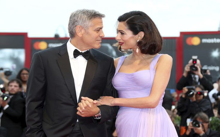 George Clooney: Ξυπνάω κάθε τρεις ώρες για να βοηθήσω την Amal να θηλάσει τα δίδυμα
