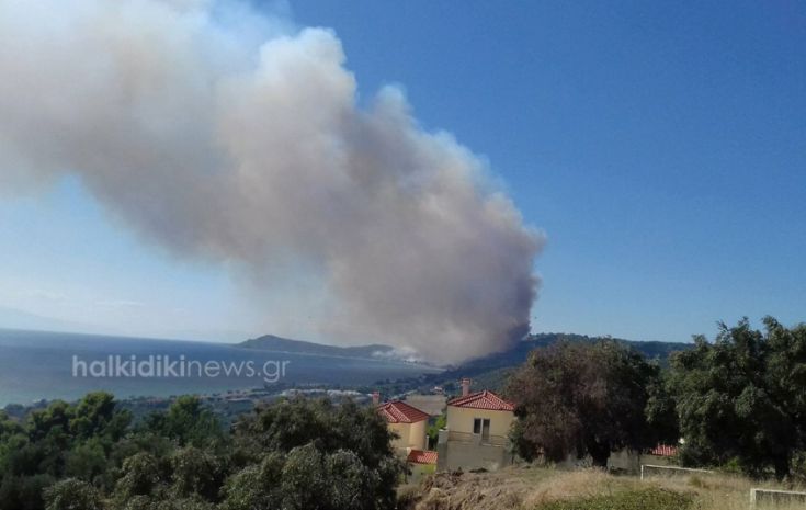 Εκκενώνονται σπίτια στην Κασσάνδρα λόγω της μεγάλης φωτιάς