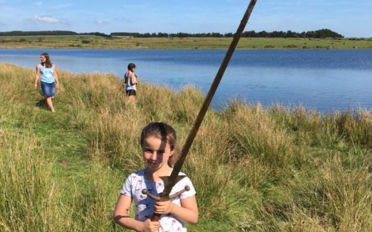 Κοριτσάκι ανακάλυψε ξίφος στη λίμνη που ο βασιλιάς Αρθούρος πέταξε το Εξκάλιμπερ