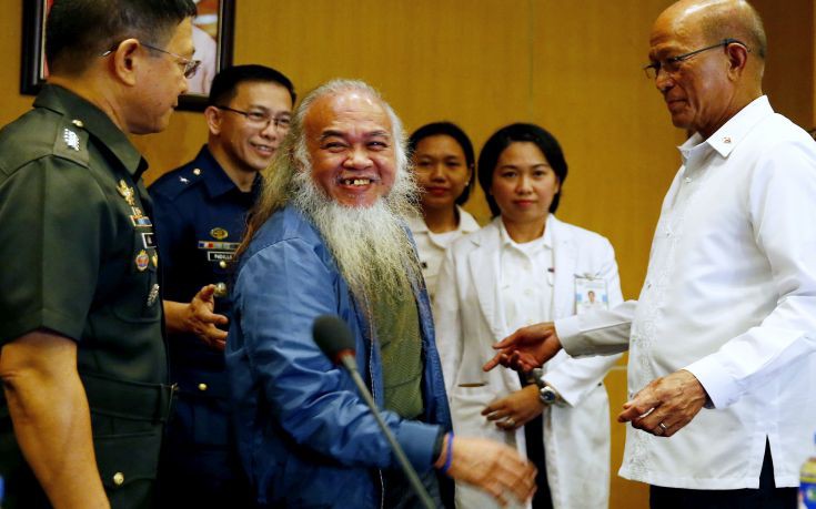 Ελεύθερος καθολικός ιερέας που ήταν όμηρος τζιχαντιστών στις Φιλιππίνες
