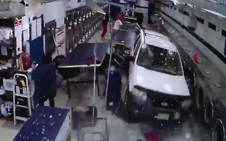 Βίντεο που κόβουν την ανάσα από «εισβολή» ενός SUV μέσα σε κατάστημα