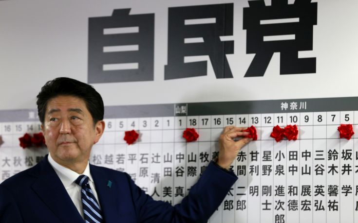 Ο κυβερνών συνασπισμός του Άμπε οδεύει προς μεγάλη νίκη στις ιαπωνικές εκλογές