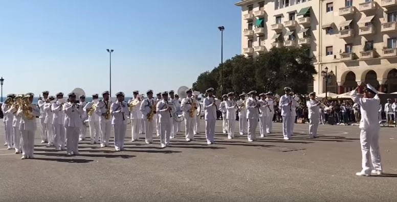 Η μπάντα του Πολεμικού Ναυτικού παίζει Despacito στα «Βότσεια 2017»
