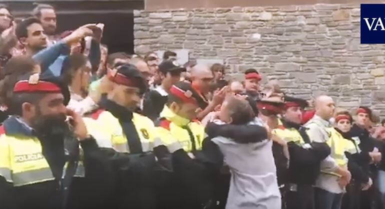 Συγκλονιστικό βίντεο με Καταλανούς αστυνομικούς να ξεσπούν σε λυγμούς