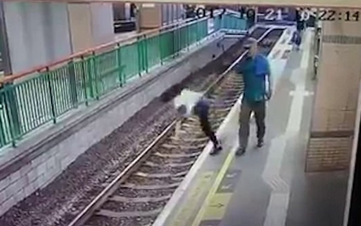 Άνδρας σπρώχνει μια γυναίκα στις ράγες του τρένου και φεύγει