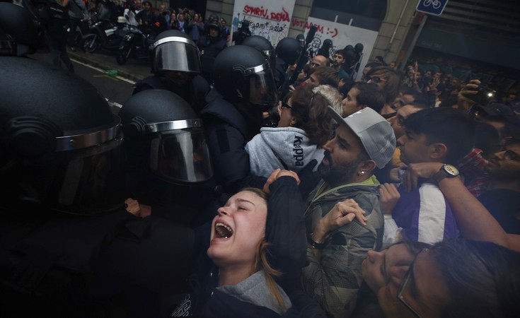 Μάχες σώμα με σώμα στα εκλογικά κέντρα στην Καταλονία