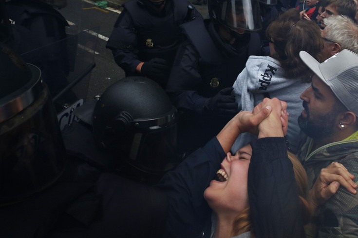 Με πλαστικές σφαίρες εναντίον των πολιτών η αστυνομία στην Καταλονία