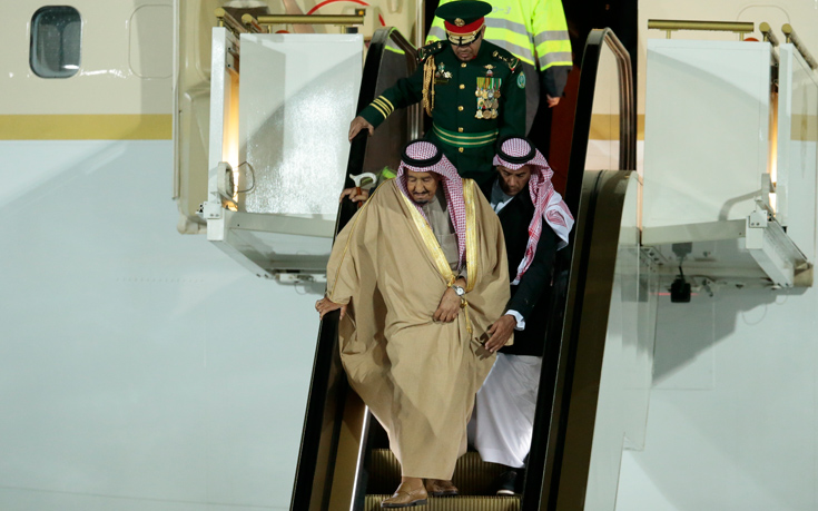 Ο Σαουδάραβας βασιλιάς κουβάλησε στη Μόσχα χρυσή κυλιόμενη σκάλα και δικά του χαλιά!