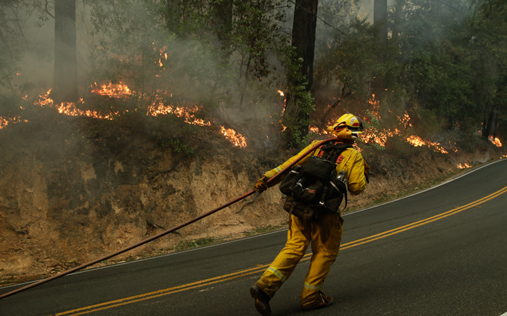 Μάχη με τις φλόγες σε 10 μέτωπα στην Καλιφόρνια