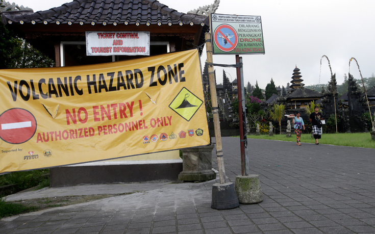 Η Ινδονησία επιμένει πως το Μπαλί είναι ασφαλές παρά το ηφαίστειο που «ξύπνησε»