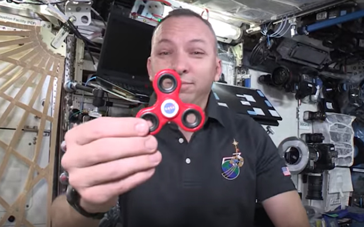Παίζοντας με ένα fidget spinner στο διάστημα