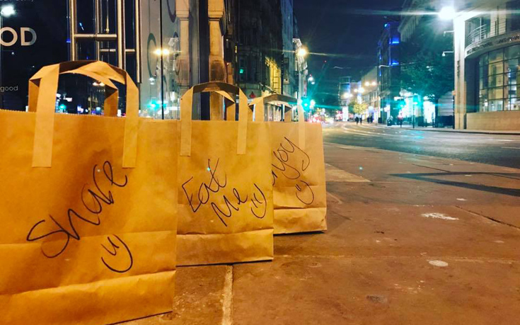 Εστιατόριο αφήνει σακούλες με φαγητό για τους αστέγους