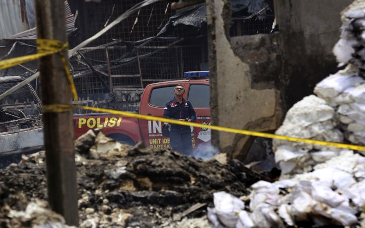 Ανακρίσεις για τη φονική πυρκαγιά σε εργοστάσιο πυροτεχνημάτων στην Ινδονησία