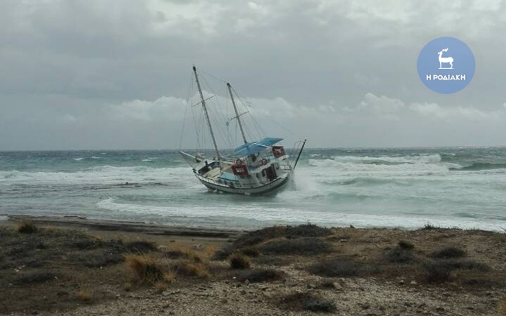 Καράβι βγήκε στη στεριά λόγω κακοκαιρίας στη Ρόδο