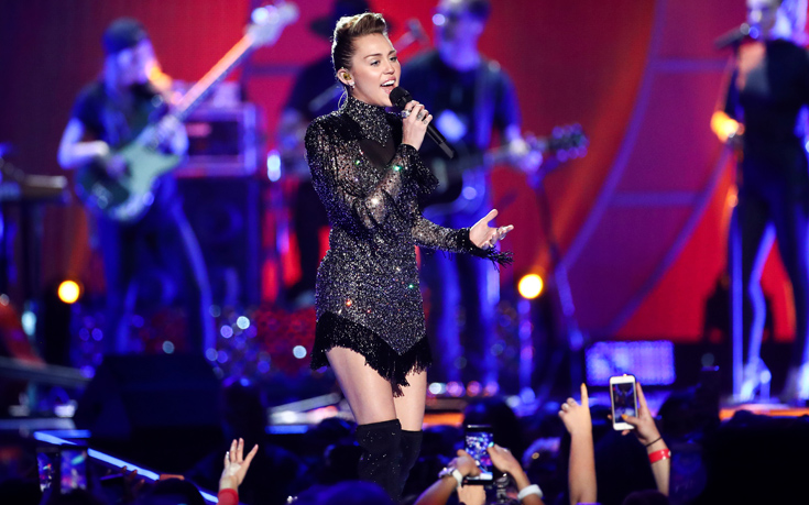 H Miley Cyrus συνδύασε το «Midnight Sky» με το «Edge of Seventeen» της Στίβι Νικς