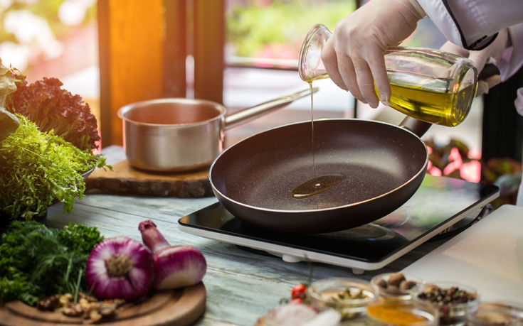 Πώς να διώξετε εύκολα τη μυρωδιά της «τηγανίλας» από την κουζίνα