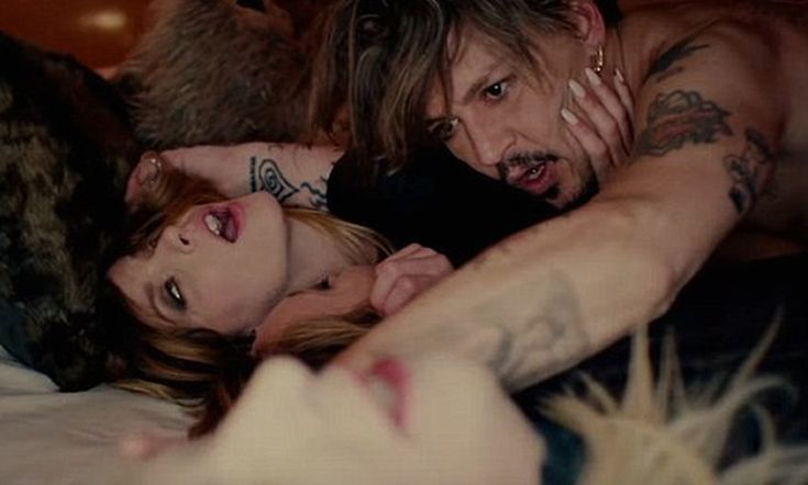 Ο Johnny Depp σε καυτό τρίο στο νέο κλιπ του Marilyn Manson