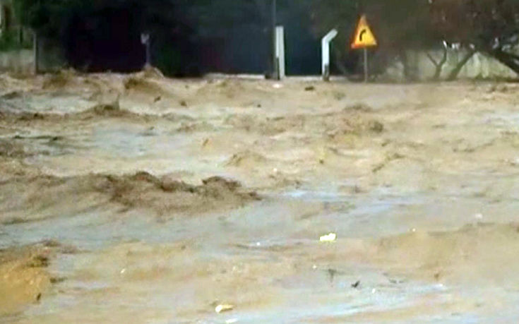 Πλημμύρα με εγκλωβισμένους σε αυτοκίνητα και σπίτια στη Νέα Πέραμο