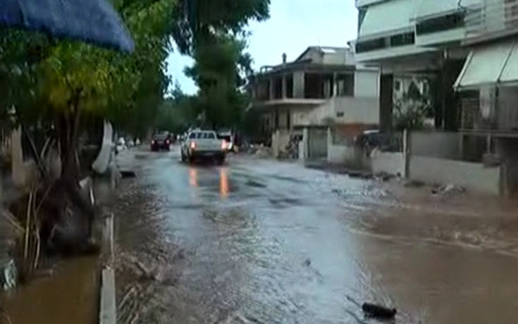 Ανεβαίνει η στάθμη του νερού λόγω της βροχής στη Μάνδρα