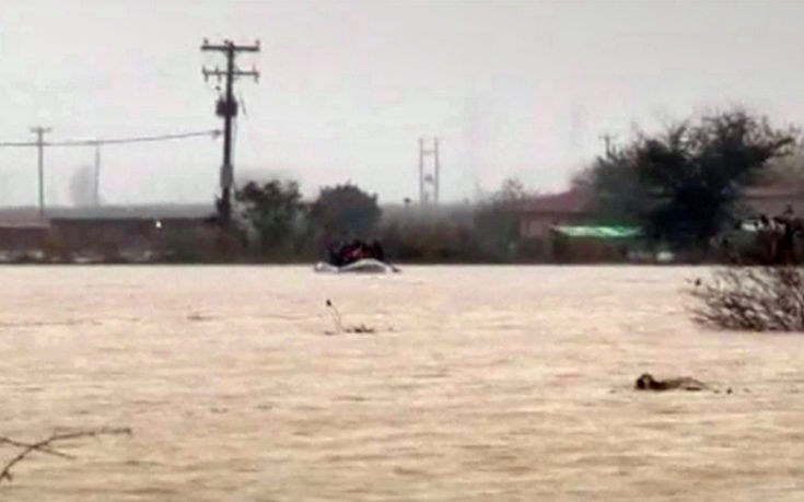 Ατελείωτη λίμνη το Βαρικό Πιερίας, απεγκλωβίστηκαν δύο άτομα με βάρκα