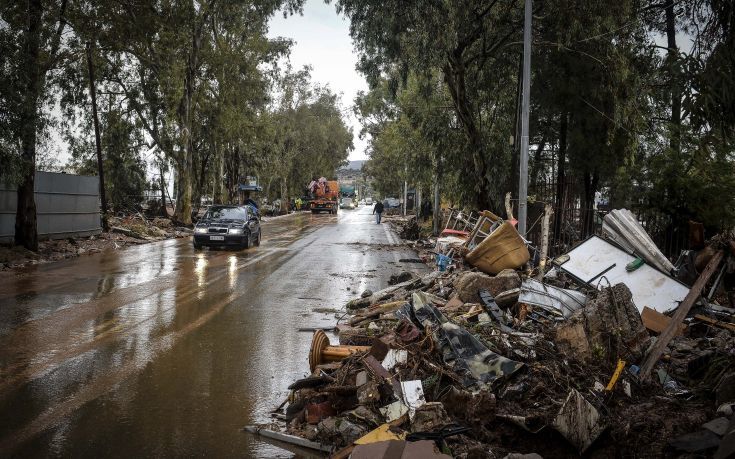 Φαγητό, νερό και φάρμακα μοίρασαν στη Μάνδρα ΚΕΔΕ και ΙΣΑ