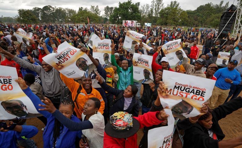 Χιλιάδες στους δρόμους της Ζιμπάμπουε γιορτάζουν την πτώση του Μουγκάμπε