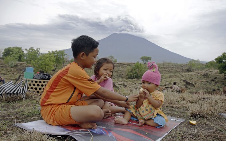 Χιλιάδες πολίτες αρνούνται να αφήσουν τη γη τους, στη σκιά του ηφαιστείου Αγκούνγκ