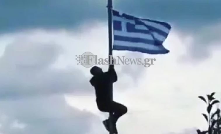 Μαθητής πήρε αποβολή γιατί ανέβηκε σε στύλο για να υψώσει σημαία στο σχολείο του