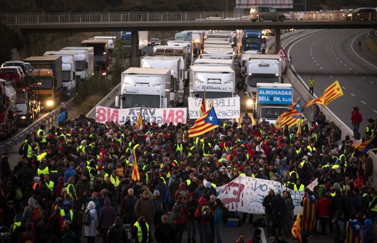 Στους δρόμους οι πολίτες στην Καταλονία, αποκλεισμένοι δρόμοι στη Βαρκελώνη