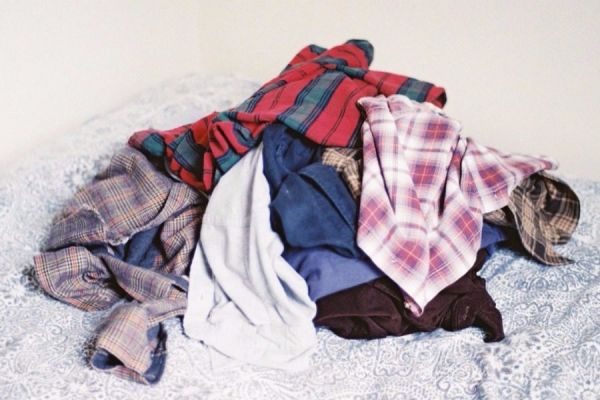 Γιατί δεν πρέπει να αφήνουμε άπλυτα ρούχα πολλές μέρες σε ένα δωμάτιο