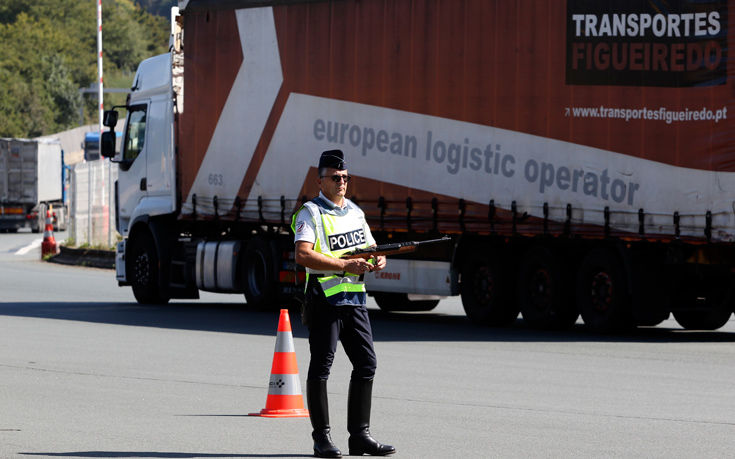 Οδηγοί φορτηγών στη Γαλλία απέκλεισαν τα σύνορα προκαλώντας κομφούζιο