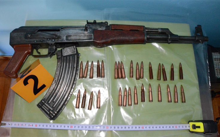 Τα όπλα και οι στολές που βρέθηκαν στο σπίτι του εκτελεστή του Ζαφειρόπουλου
