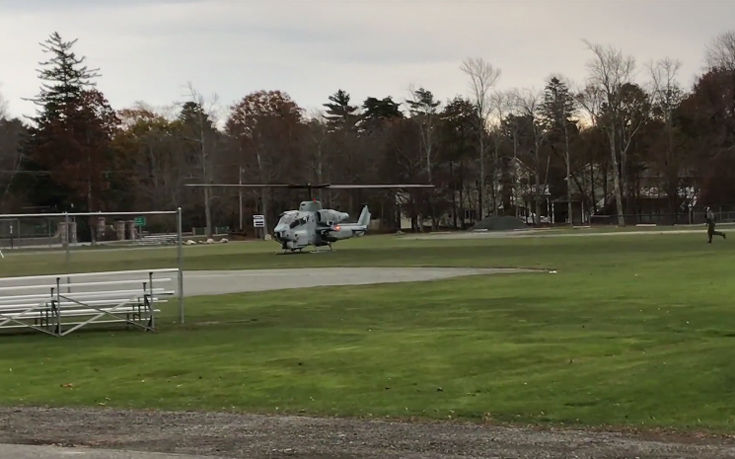 «Πάρκαρε» επιθετικό ελικόπτερο δίπλα σε μπαρ για να πάρει το κινητό του