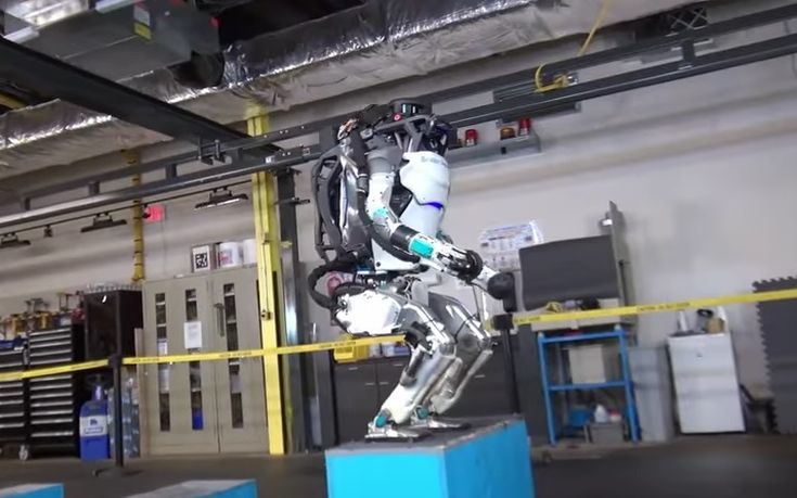 Ανθρωποειδές ρομπότ κάνει παρκούρ και επιδεικνύει την ευελιξία του