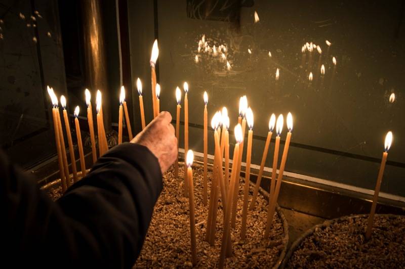 Γιατί ανάβουμε κερί στην εκκλησία